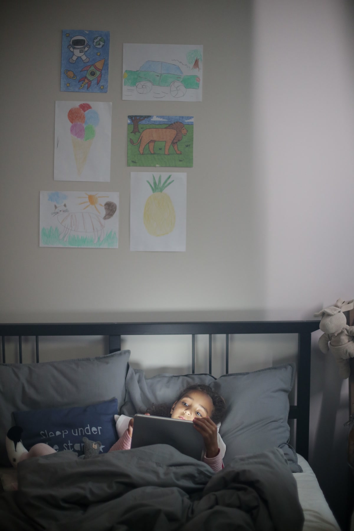 Cool vs warm color palettes for bedtime coloring